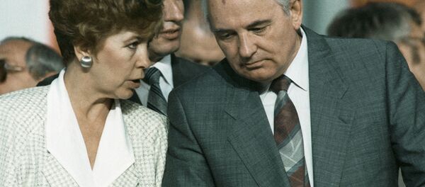 Советский лидер Михаил Горбачев и его жена Раиса Горбачева  - Sputnik Moldova