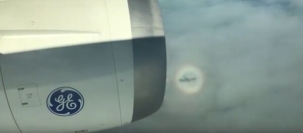 В Китае на видео сняли оптическую иллюзию с самолетом внутри цветного кольца В Китае на видео сняли оптическую иллюзию с самолетом внутри цветного кольца - Sputnik Молдова