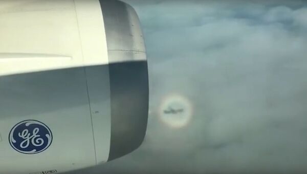 В Китае на видео сняли оптическую иллюзию с самолетом внутри цветного кольца - Sputnik Молдова