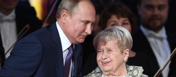 Президент РФ В. Путин посетил юбилейный вечер А. Пахмутовой - Sputnik Молдова