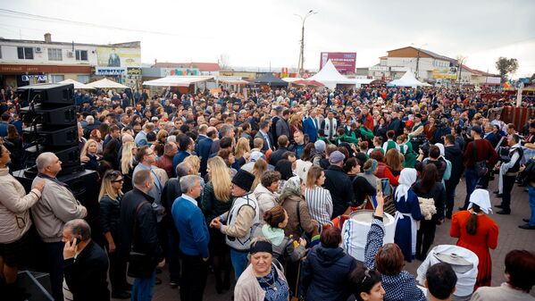 Cel mai important festival consacrat vinului, „Gagauz Şarap Yortusu” a adunat zeci de mii de vizitatori din întreaga țară, dar și de peste hotare.  - Sputnik Moldova