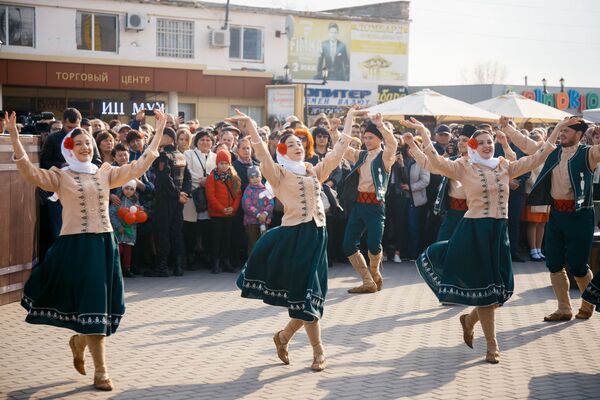 Ansamblurile folclorice din regiune au încântat oaspeţii cu muzică şi dansuri populare. - Sputnik Moldova
