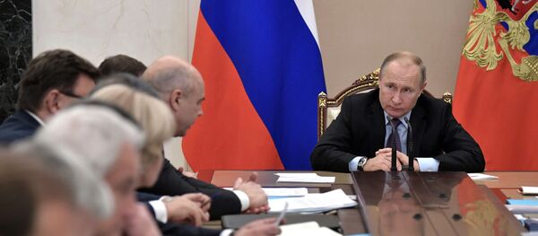 Президент РФ В. Путин провел совещание с членами правительства РФ Президент РФ В. Путин провел совещание с членами правительства РФ - Sputnik Молдова