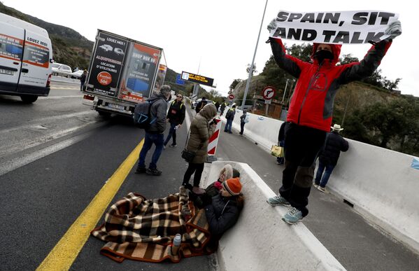 Protestatarii din Catalonia blochează autostrada Spania - Sputnik Moldova-România