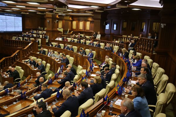 Инаугурация Санду под рев тракторов и неопределенность в политике Молдовы Инаугурация Санду под рев тракторов и неопределенность в политике Молдовы - Sputnik Молдова