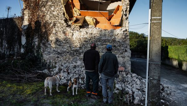 Люди осматривают последствия землетрясения в квартале Рувьер в Ле-Тейле на юго-востоке Франции - Sputnik Moldova-România