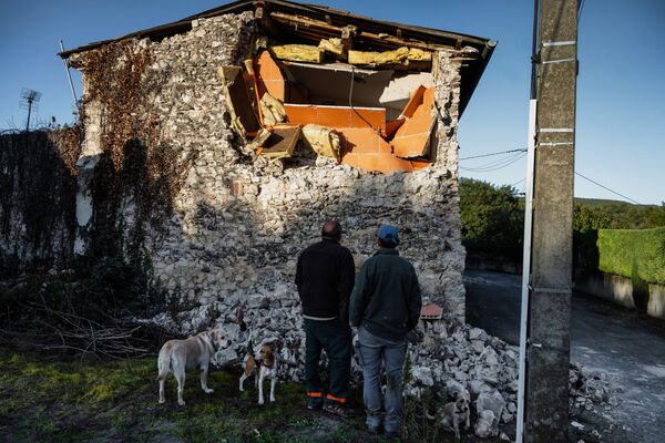 Люди осматривают последствия землетрясения в квартале Рувьер в Ле-Тейле на юго-востоке Франции - Sputnik Moldova-România