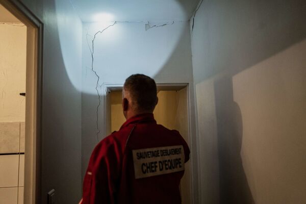 Мужчина осматривает трещину в стене после землетрясения в квартале Рувьер в Ле-Тейле на юго-востоке Франции - Sputnik Moldova-România