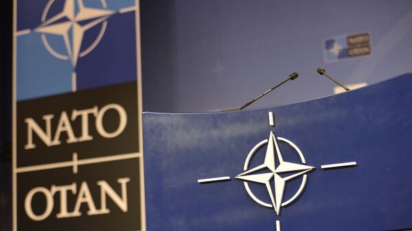 Трибуна в зале для пресс-конференций штаб-квартиры НАТО. - Sputnik Moldova-România