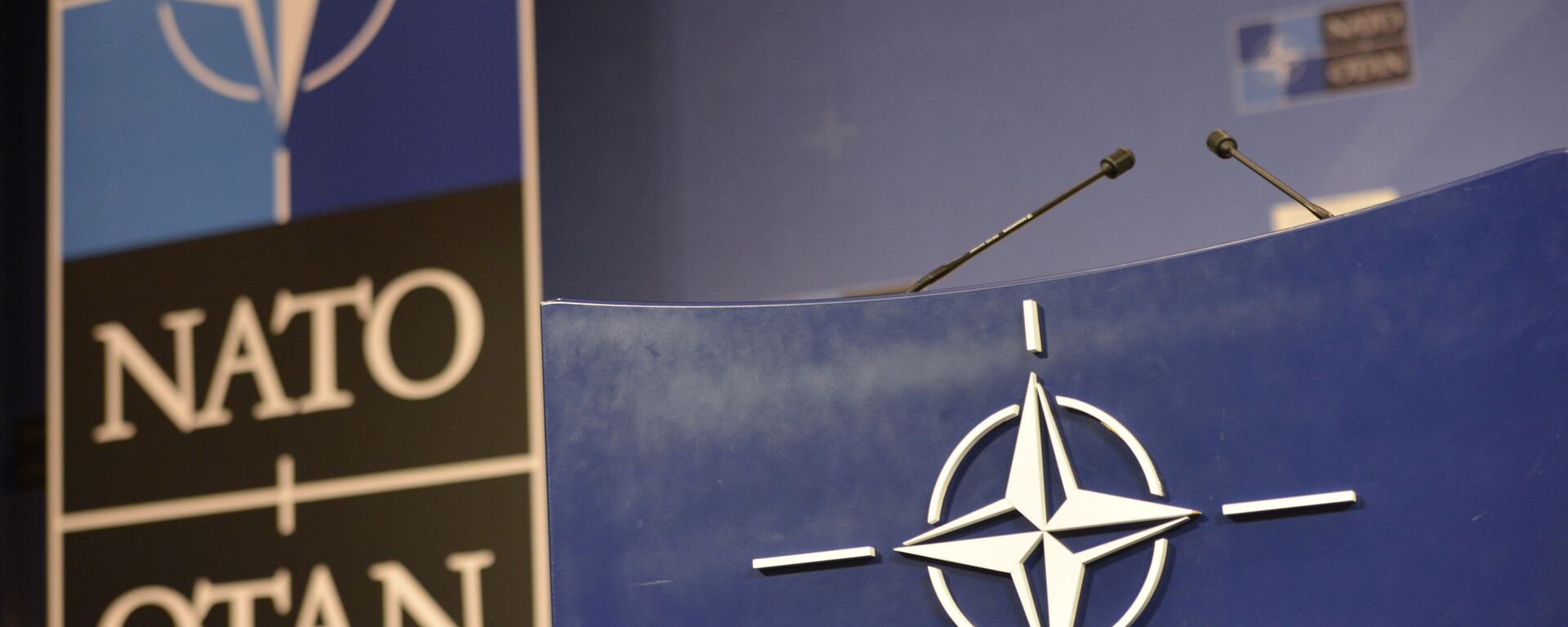 Трибуна в зале для пресс-конференций штаб-квартиры НАТО. - Sputnik Moldova, 1920, 11.01.2021