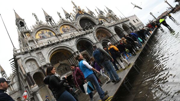 Туристы на площади Сан-Марко в Венеции во время наводнения - Sputnik Moldova-România