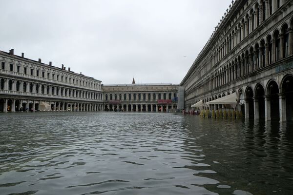 Площадь Сан-Марко в Венеции во время наводнения - Sputnik Moldova-România