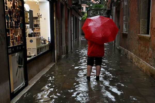 Турист на одной из улиц в Венеции во время наводнения - Sputnik Moldova-România