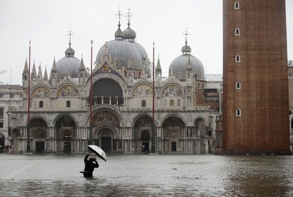 Турист фотографирует на затопленной площади Сан-Марко в Венеции - Sputnik Moldova-România