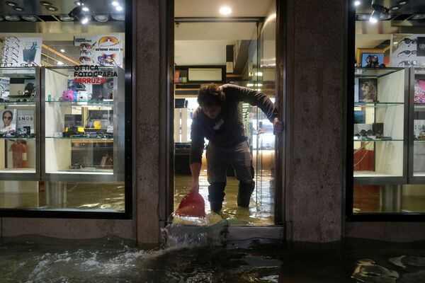 Затопленный магазин во время наводнения в венеции - Sputnik Moldova-România
