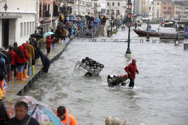 Туристы во время наводнения в Венеции - Sputnik Moldova-România