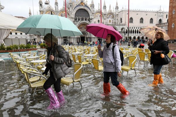 Turiștii în piața San Marco în timpul inundațiilor în Veneția - Sputnik Moldova