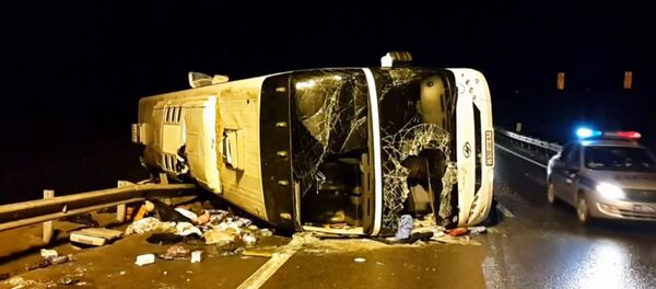 СПУТНИК_Пассажирский автобус перевернулся под Тулой. Кадры с места ДТП СПУТНИК_Пассажирский автобус перевернулся под Тулой. Кадры с места ДТП - Sputnik Молдова