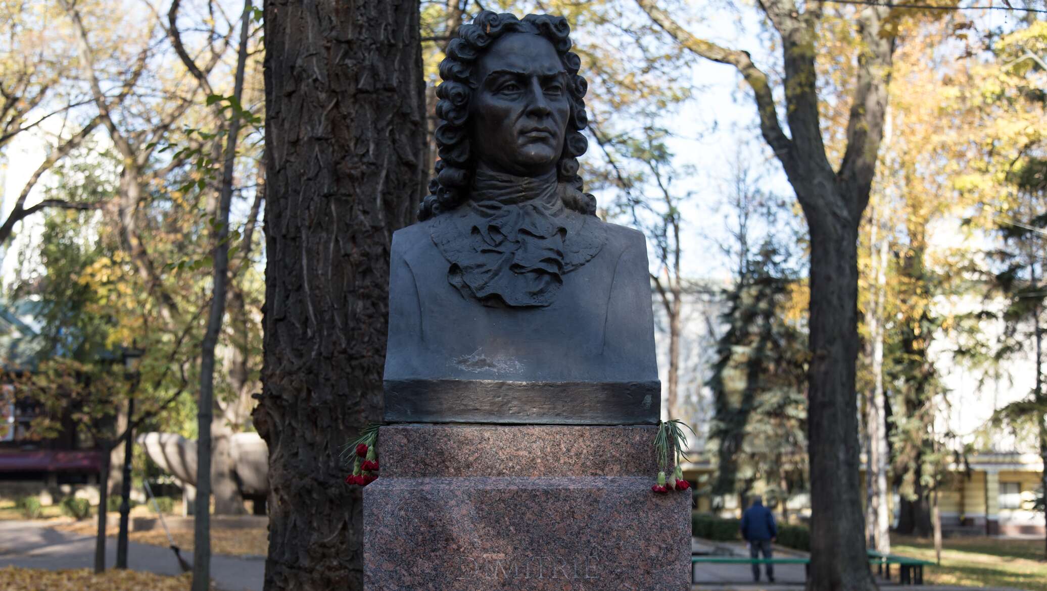 Кантемир молдова. Памятник Дмитрию Кантемиру в Царицыно. Памятник Кантемиру. Памятник Антиоха Кантемира.