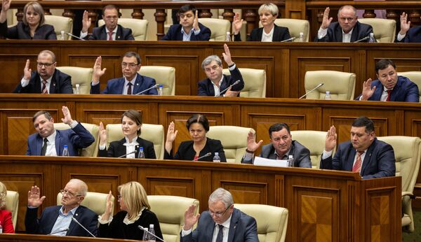 Deputații instalează Guvernul Chicu - Sputnik Moldova