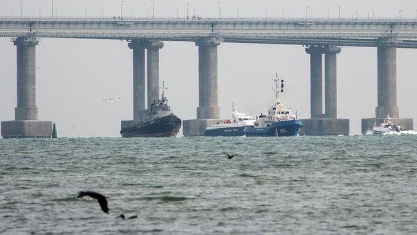 Буксировка задержанных украинских катеров и буксира из порта Керчи - Sputnik Молдова