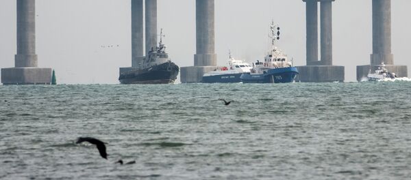 Буксировка задержанных украинских катеров и буксира из порта Керчи Буксировка задержанных украинских катеров и буксира из порта Керчи - Sputnik Молдова