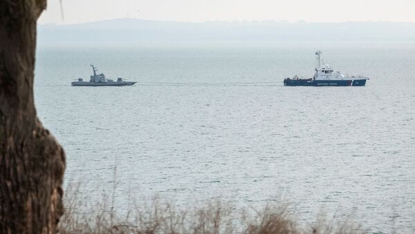 Буксировка задержанных украинских катеров и буксира из порта Керчи - Sputnik Moldova
