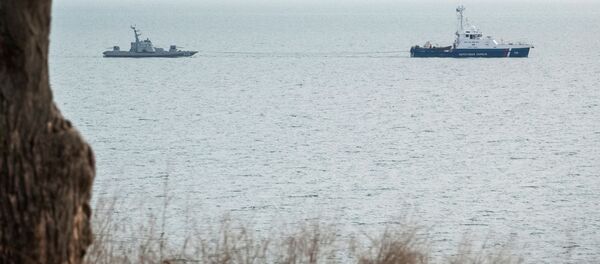 Буксировка задержанных украинских катеров и буксира из порта Керчи - Sputnik Moldova