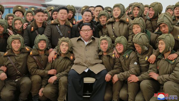 Групповое фото главы КНДР Ким Чен Ына со снайперами ВВС Северной Кореи - Sputnik Moldova-România