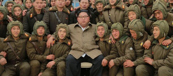 Групповое фото главы КНДР Ким Чен Ына со снайперами ВВС Северной Кореи - Sputnik Moldova-România