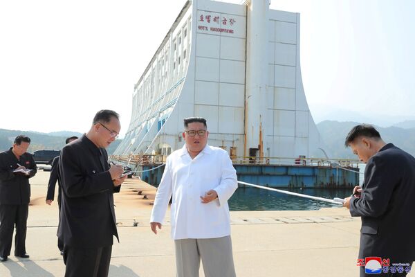  Северокорейский лидер Ким Чен Ын инспектирует курорт в туристическом регионе Кымгансан - Sputnik Moldova-România