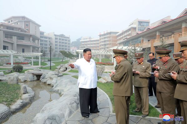 Северокорейский лидер Ким Чен Ын посетил строящийся курорт в уезде Яндок - Sputnik Moldova-România