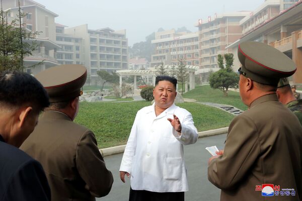 Северокорейский лидер Ким Чен Ын посетил строящийся курорт в уезде Яндок - Sputnik Moldova-România