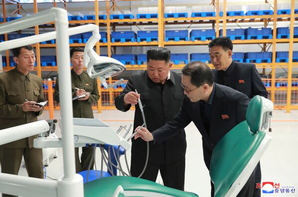 Северокорейский лидер Ким Чен Ун осматривает фабрику медицинского оборудования Мехянсан - Sputnik Moldova-România