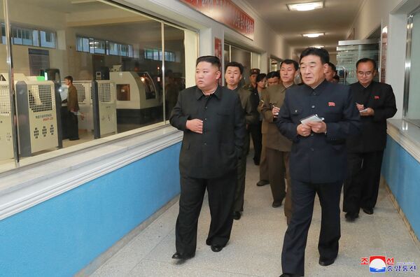 Северокорейский лидер Ким Чен Ун осматривает фабрику медицинского оборудования Мехянсан - Sputnik Moldova-România