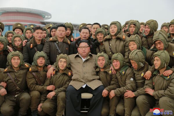 Групповое фото главы КНДР Ким Чен Ына со снайперами ВВС Северной Кореи - Sputnik Moldova-România