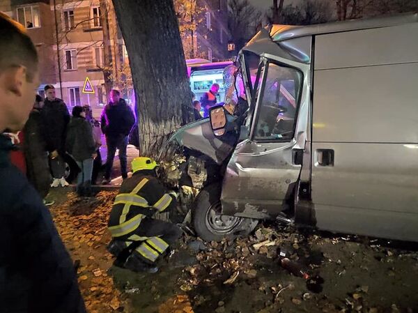 Accident grav în Capitală: Un microbuz s-a făcut zob - Sputnik Moldova