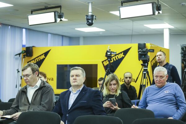 В пресс-центре Sputnik Молдова на пресс-конференции с сенатором В.Джабаровым
 - Sputnik Молдова