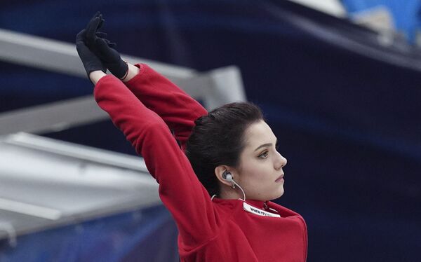 Фигуристка Евгения Медведева во время выступления на V этапе Гран-при по фигурному катанию в Москве - Sputnik Молдова