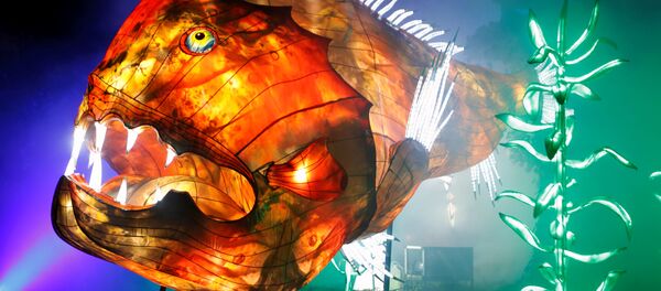 Светящаяся фигура рыбы на выставке Ocean en voie d'illumination в парижском ботаническом саду - Sputnik Moldova-România