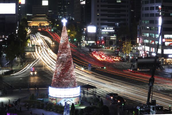 Рождествеская ель у здания Seoul City Hall Plaza в Сеуле - Sputnik Moldova-România
