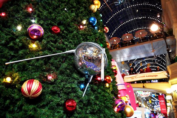 Новогоднее оформление торгового центра ГУМ в Москве - Sputnik Moldova-România