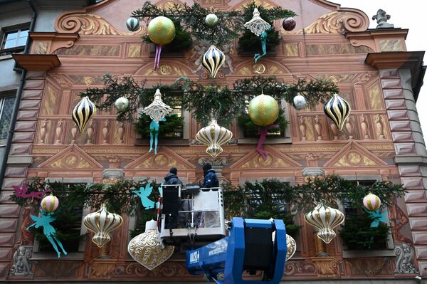 Рабочие украшают здание на традиционной рождественской ярмарке в Страсбурге - Sputnik Moldova-România