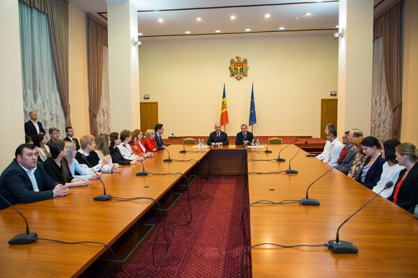 Noul prim-ministru învestit astăzi, Ion Chicu, a fost prezentat angajaților Cancelariei de Stat de către Președintele Republicii Moldova, Igor Dodon - Sputnik Moldova
