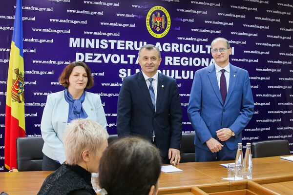 Premierul Ion Chicu a prezentat noii miniștri colectivelor de muncă: „Termenul tehnocrat pentru mine înseamnă Guvern concentrat pe nevoile și grijile oamenilor” - Sputnik Moldova