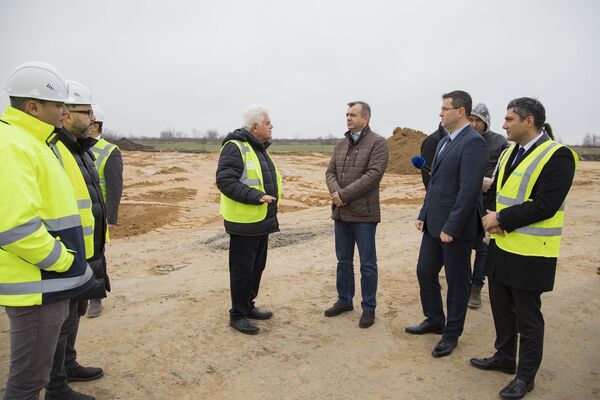 Premierul Ion Chicu a mers în vizită de inspecție la șantierul de construcție a unui drum nou cu o lungime de 19 km - Sputnik Moldova