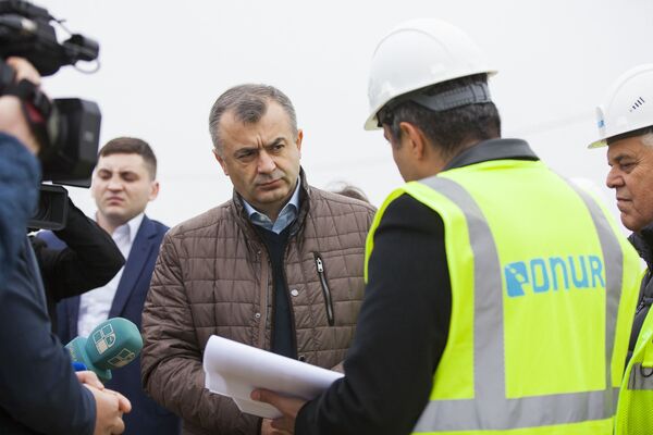 Premierul Ion Chicu a mers în vizită de inspecție la șantierul de construcție a unui drum nou cu o lungime de 19 km - Sputnik Moldova