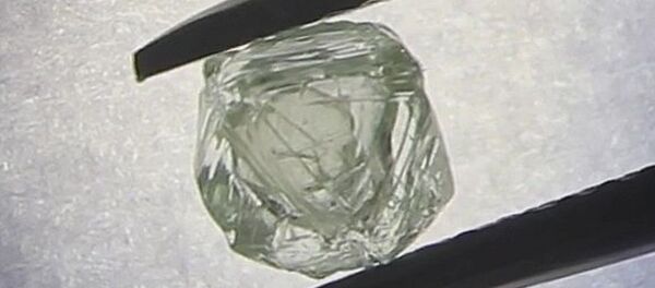 Уникальный алмаз-матрешка обнаружен в Якутии - Sputnik Молдова