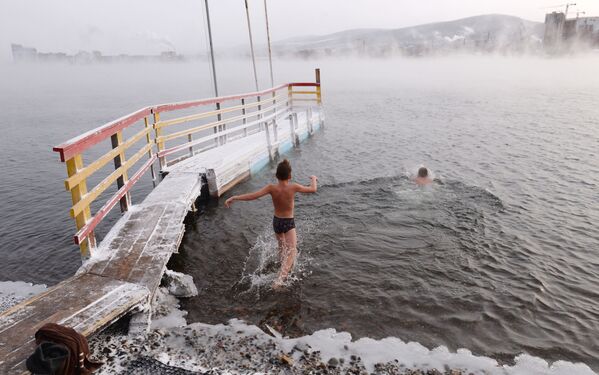 Открытие купального сезона моржей в Красноярске - Sputnik Молдова