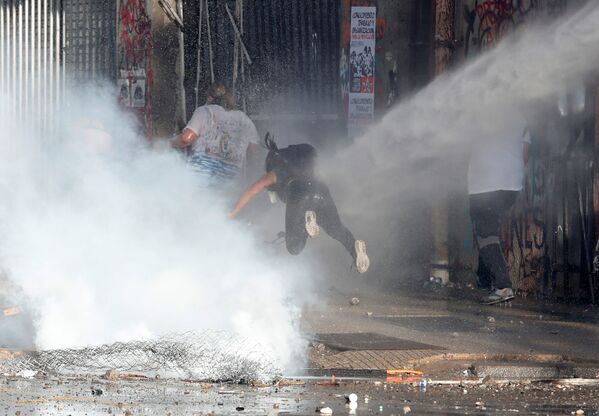 Столкновения демонстрантов с полицией во время антиправительственных выступлений в Сантьяго, Чили - Sputnik Молдова